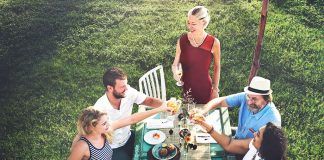 10 ideas y estilos para decorar tu mesa en verano