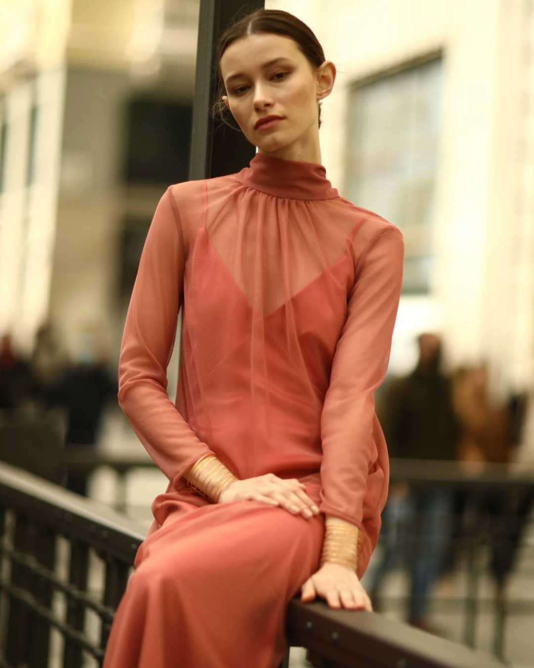 Tendencias en looks de invitada para primavera-verano 2025 tintorería 5àsec